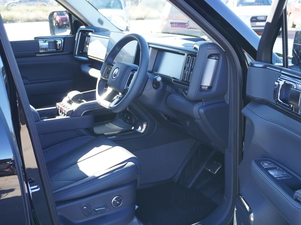 2025 Denza B5 Hybrid 4WD Automatic