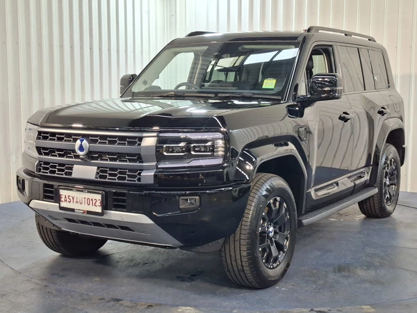 2025 Denza B5 Hybrid AWD with Leather Interior and Advanced Safety Package